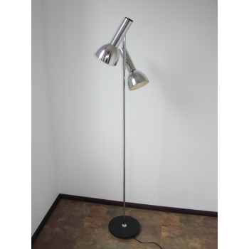 Lampa podłogowa z dwoma regulowanymi reflektorami